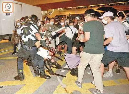 港警斥外媒记者:我同事被刺伤你还说这不是暴力 港警斥外媒记者:我同事被刺伤你还说这不是暴力
