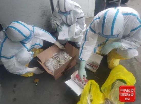 6月15日18时45分,中国疾控中心病毒病所溯源专家组成员在新发地农产品批发市场内采集冷冻海鲜样本,记录样本信息。(图片均为受访者提供)