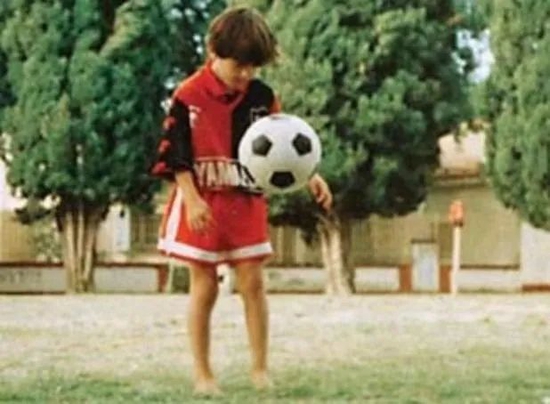  ·童年梅西穿着纽维尔老男孩俱乐部球衣练球。