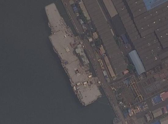 图为3月21日的维克兰号航母，可以看到甲板处为了运送大型电子设备的开口