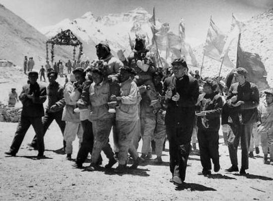 　　↑1960年5月30日，王富洲等3人回到大本营受到热烈欢迎。