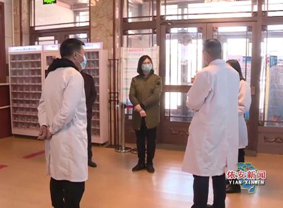 依安县副县长孙坤先后深入县人民医院和县中医医院举行查抄。 依安消息 图