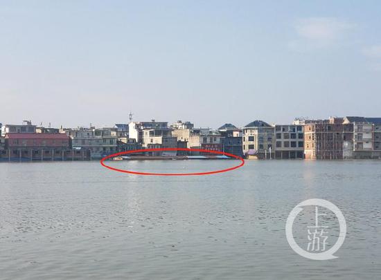 67ef8fbe26320bfe5d1f74802ad2e685.png ▲古县渡镇农贸市场多日来被浸泡在水中,仅剩下衡宇尖顶。拍照/上游消息记者 肖鹏