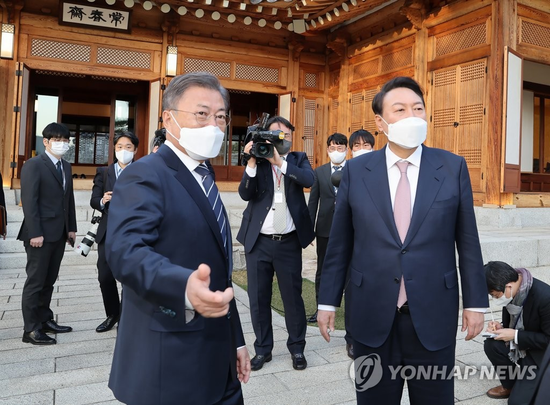 韩国总统文在寅与候任总统尹锡悦举行晚餐会