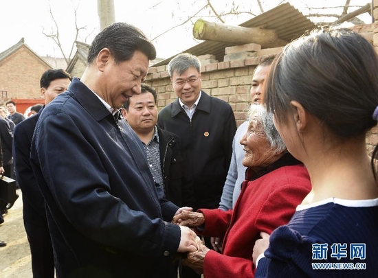 (2014年3月17日,习近平在东坝头乡张庄村看望85岁老人张景枝。新华社记者李学仁摄)