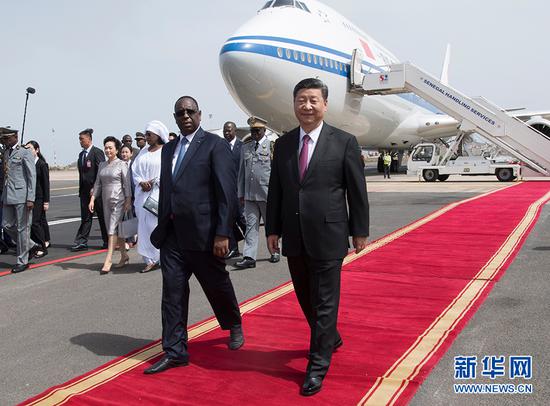 7月21日，国家主席习近平抵达达喀尔，开始对塞内加尔共和国进行国事访问。塞内加尔总统萨勒在机场为习近平举行隆重欢迎仪式。 新华社记者 李学仁 摄