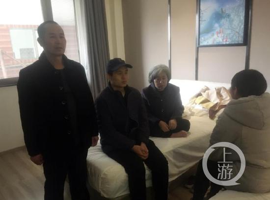 ▲3月4日,河北反杀案一家四口当事人在河北涞源县城暂住的宾馆接受上游新闻记者的采访。摄影/记者 牛泰