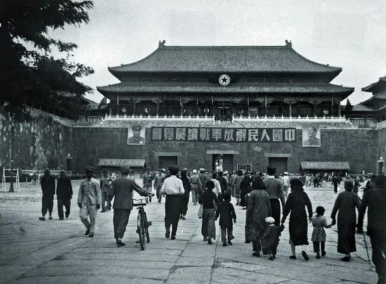 中图：1950年10月，在故宫举办的中国人民解放军战绩展览会。图/FOTOE