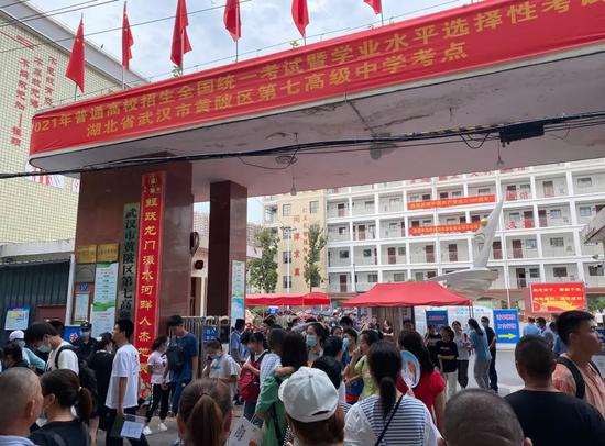 图为6月8日测验竣事后考生走出武汉黄陂七中高考考点。