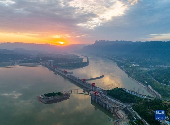这是在湖北省宜昌市秭归县拍摄的三峡水利枢纽工程（2022年6月8日摄，无人机照片）。新华社发（王罡 摄）