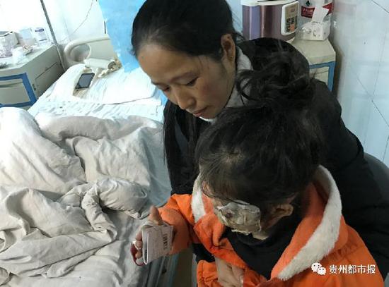 母親抱著受傷的女兒