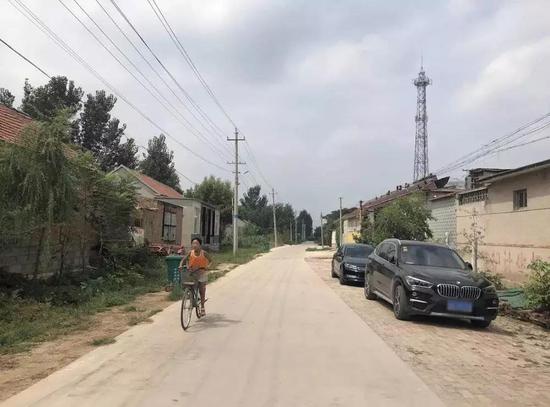 在这个典型的留守农村,开黑色宝马回乡创业的李传帅是李庙村第一个回乡的年轻人