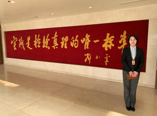 △43岁的林梅是陕西省武功县委副书记、县长。她说今天上了“一堂非常生动的思想政治课。”