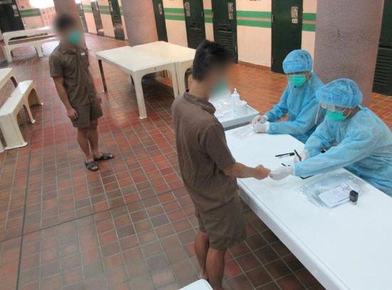 香港特区政府惩教署为香港在囚人员进行新冠病毒测试。 图源:香港特区官网
