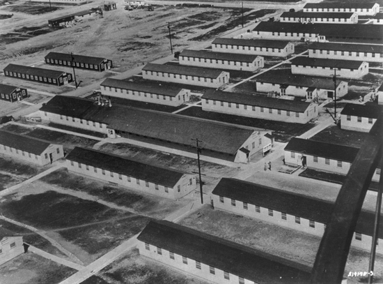 △1944年9月24日,美国马里兰州弗雷德里克,德特里克营(后来的德特里克堡)营房和食堂鸟瞰图。