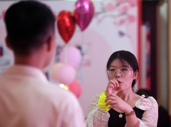  8月22日，参加联谊活动的单身男女在玩趣味游戏  赵子硕 摄