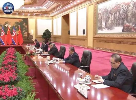 △李洙墉(右一)、金英哲(右二)、李勇浩(左一)