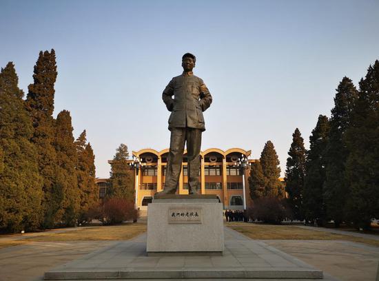 △礼堂前的毛泽东雕像。毛泽东曾在1943年到1947年间担任中共中央党校校长。（央视记者张晓鹏拍摄）