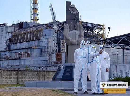  切尔诺贝利游客在反应堆外自拍。图片来源：Chernobyl-Tour