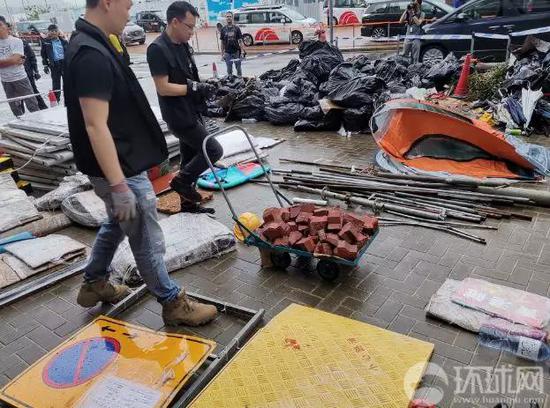 示威者使用的“武器”(图据环球网)