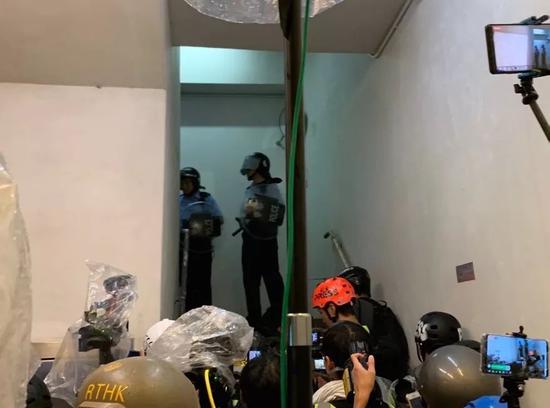 港警被记者围堵在一幢大厦内