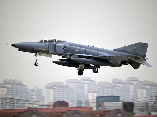韩国一架F-4“鬼怪”战机坠海 飞行员跳伞画面曝光