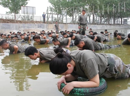 水坑俯臥撐訓練。