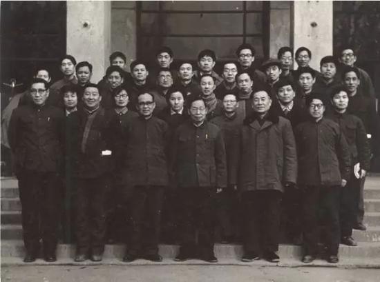 赵忠尧(前排中)与高能所实验物理部同志合影