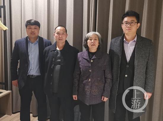 △2019年3月3日晚，获释后的王新元、赵印芝和律师殷清利（左一）、律师赵鹏（右一）。图片/当事人提供