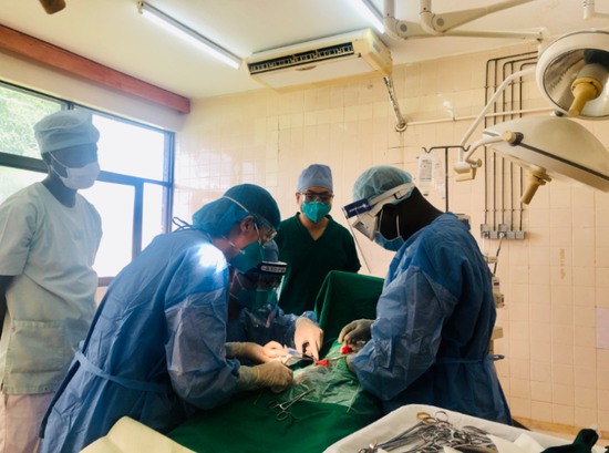 4月17日，弗朗斯维尔的中国医疗队为一位多年未得到治疗的坎墩疝气病人做手术。