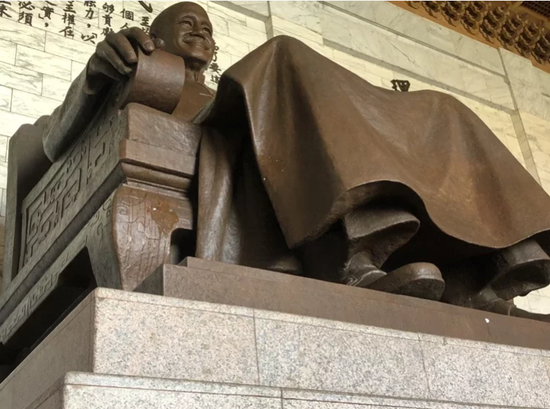 蒋介石铜像曾遭“独派”丢掷鸡蛋（台媒资料图）