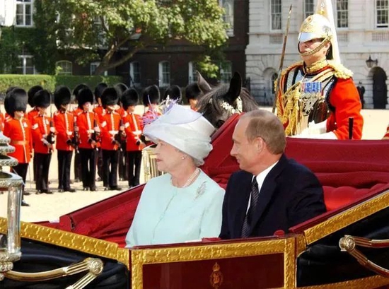 2003年,普京访问英国,受英国女王伊丽莎白二世邀请,在白金汉宫共乘马车