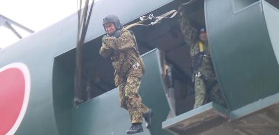河野太郎参加跳伞训练(图源:日媒)