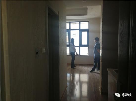 售楼人员正在向客户介绍房产距这块楼盘800米处便是育才中学    《等深线》记者 郭婧婷 摄影