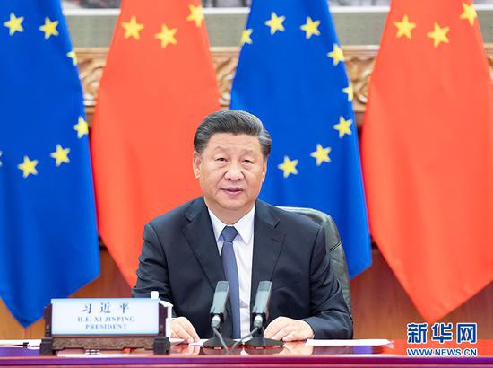 9月14日晚,国家主席习近平在北京同欧盟轮值主席国德国总理默克尔、欧洲理事会主席米歇尔、欧盟委员会主席冯德莱恩共同举行会晤,会晤以视频方式举行。 新华社记者 李涛 摄