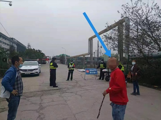 上海一厂房大火致8死 知情人:牺牲消防员把呼吸器让给被困者