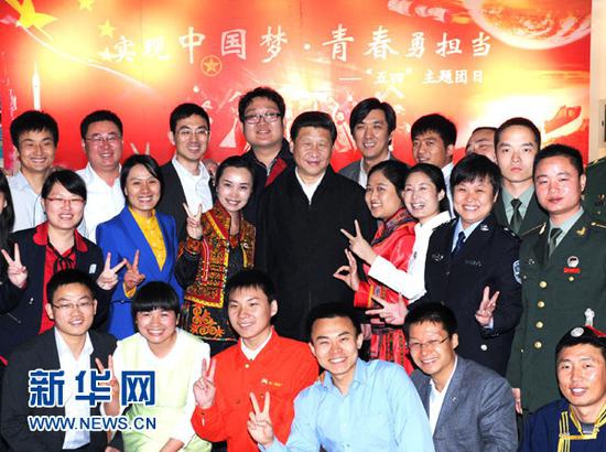 2013年5月4日,中共中央总书记、国家主席、中央军委主席习近平来到中国航天科技集团公司中国空间技术研究院,同各界优秀青年代表座谈并发表重要讲话。这是座谈会前,习近平和在展厅参观的优秀青年代表合影。新华社记者 饶爱民 摄