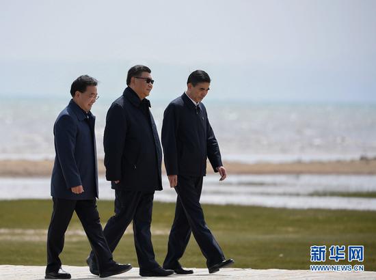 6月7日至9日,中共中央总书记、国家主席、中央军委主席习近平在青海考察。这是8日下午,习近平在海北藏族自治州刚察县青海湖仙女湾考察。新华社记者 申宏 摄