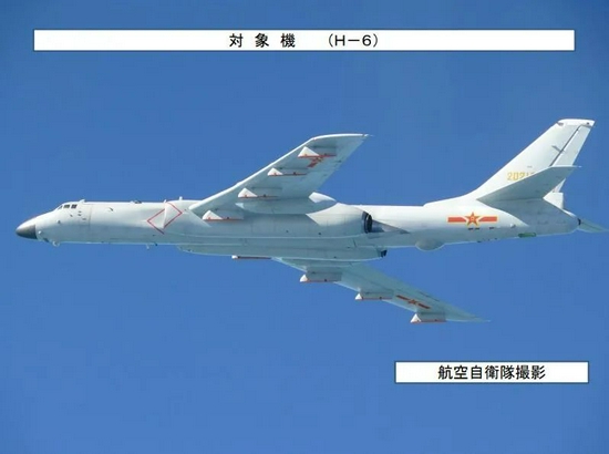 日方公布的俄罗斯图-95MC轰炸机(上)和中国轰-6K轰炸机(下)的照片。图源:日本防卫省统合幕僚监部