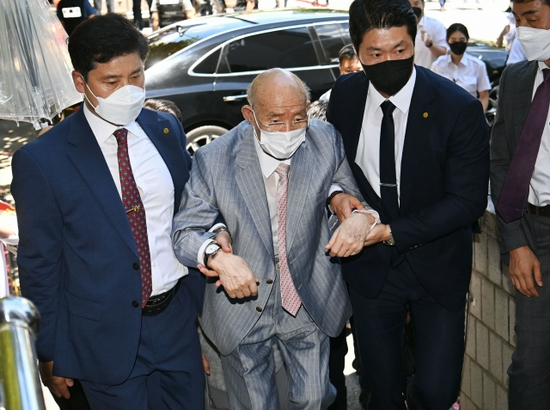 全斗焕今年8月出庭受审，被人搀扶进法院