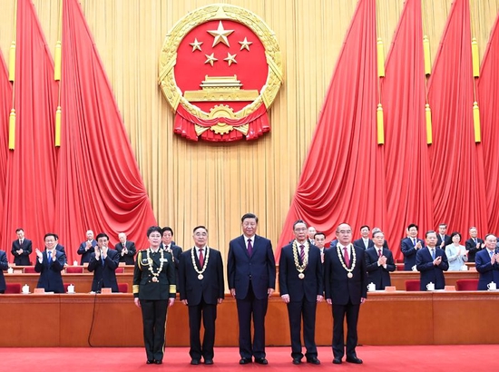 2020年9月8日,全国抗击新冠肺炎疫情表彰大会在北京人民大会堂隆重举行。习近平总书记向“共和国勋章”获得者钟南山,“人民英雄”国家荣誉称号获得者张伯礼、张定宇、陈薇颁授勋章奖章。