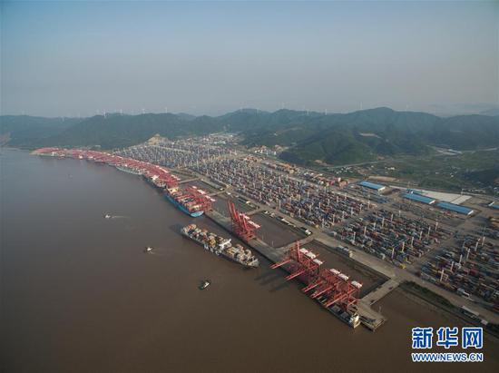 这是宁波舟山港穿山港区集装箱码头（2017年5月9日摄）。新华社记者 黄宗治 摄