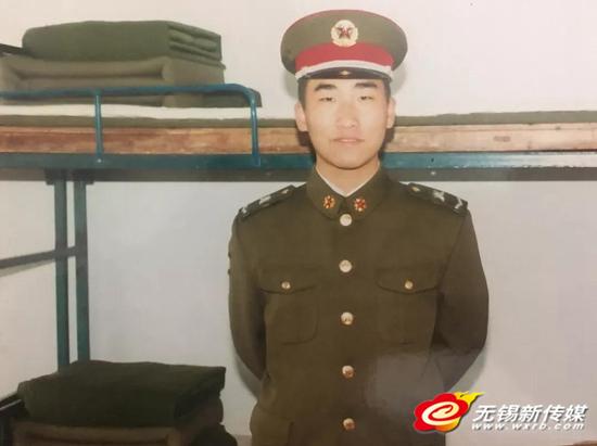 今年32岁的张涛曾在河南信阳当过兵。（图片来自“无锡交通广播”微信公号）