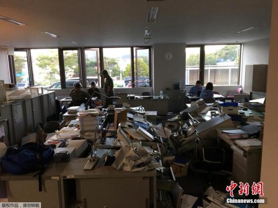 当地时间2018年9月6日,日本北海道地区发生强震,厚真町出现大规模塌方,多人被困。此外,地震还导致北海道数百万户停电,机场航班取消,列车无法运行。图为地震导致房屋室内一片狼藉。
