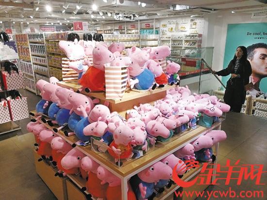 摆放在广州商店展台上的小猪佩奇毛绒玩偶 新华社发