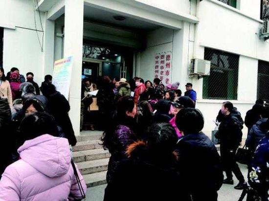 老年大学报名首日非常火爆。 齐鲁晚报 图