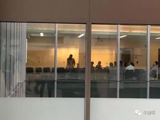 MD安德森癌症中心内正在会诊的医生(图片棱镜)