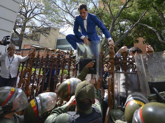 瓜伊多跨越栏杆，“强闯”议会 美联社图