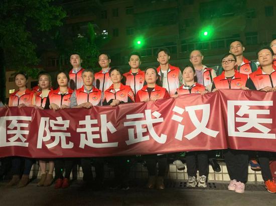 出征前的郭亚兵(左四)和同事们。新京报记者周小琪 摄