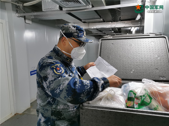 苏昱亚在查对用餐数目和种类。
